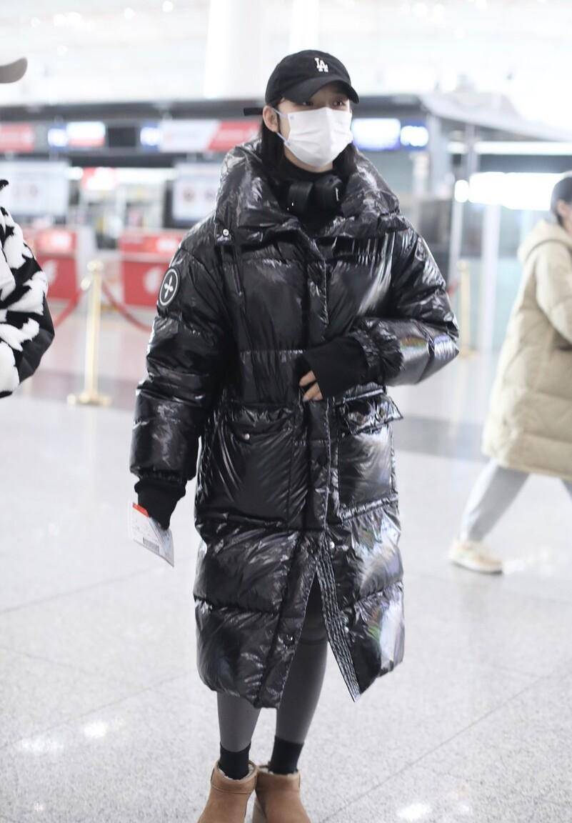林允被拍北京机场街拍,身穿亮面黑色长款外套,尽显春天的模样_棒球帽