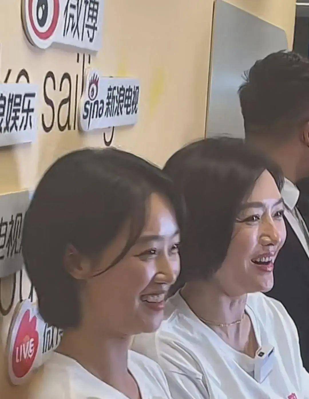 眼就看到了这张照片里的秦岚,没想到他笑的时候,脸上竟然有那么多皱纹