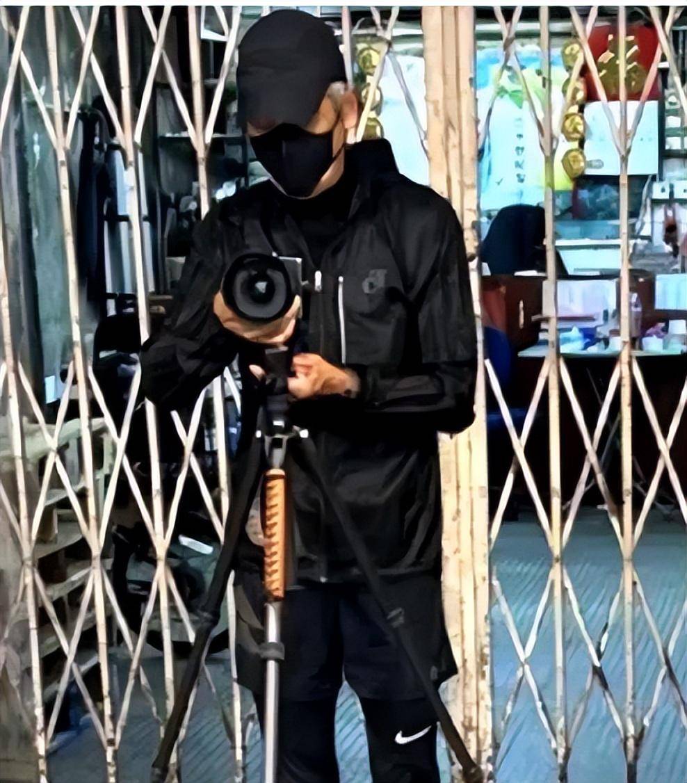 视频中的周润发虽然满头白发,穿着普通的运动服装带着墨镜,十分的洋气