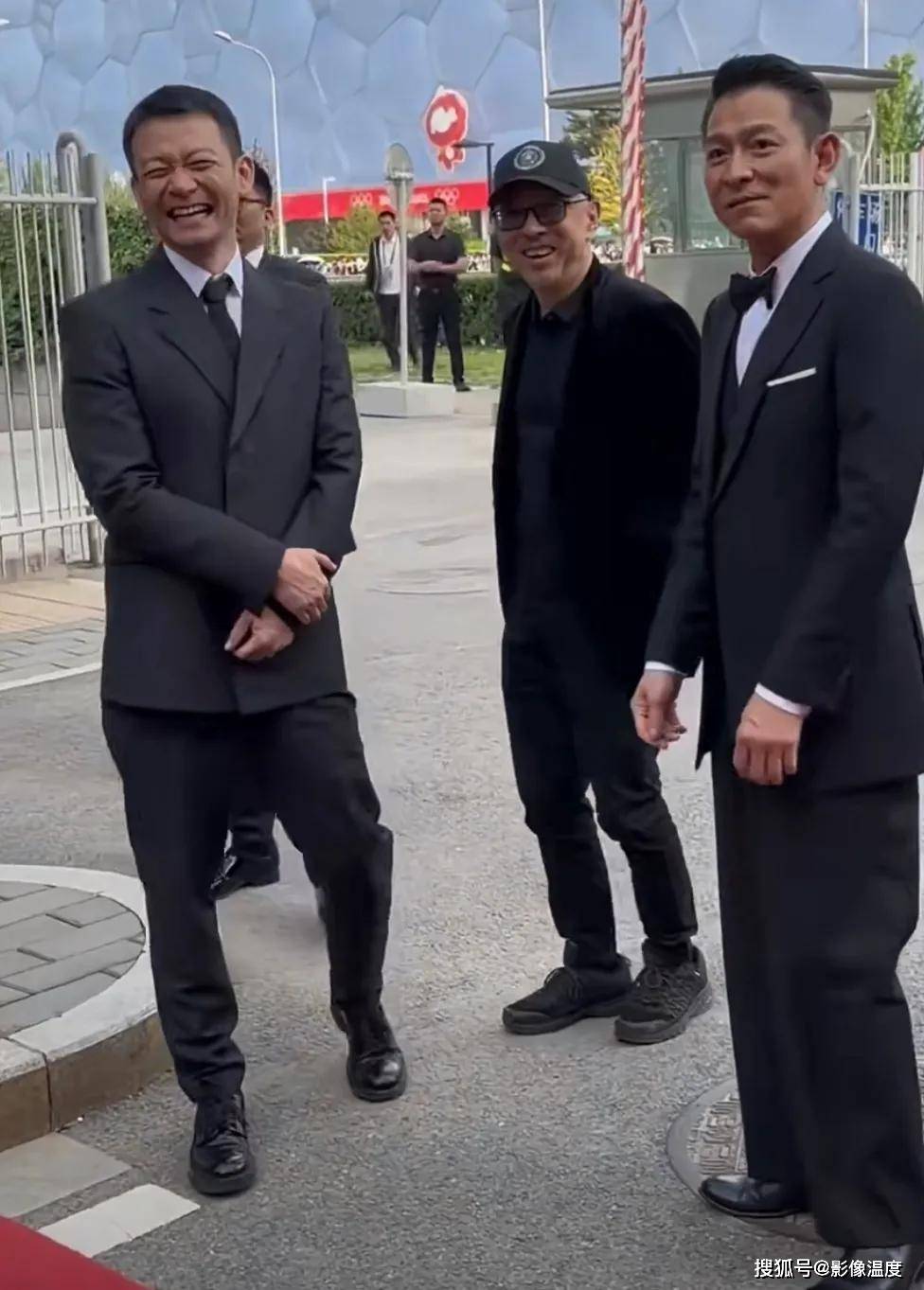 唐国强和李雪健等艺术家问好:最可爱,最接地气的还是李立群,签名都要