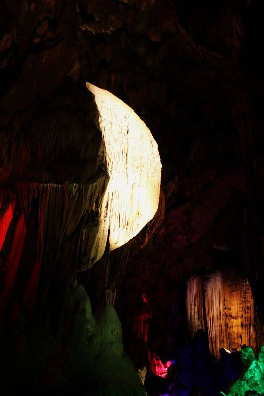 古佛岩中稀罕的当属可追溯至三亿年前的海底珊瑚化石,其形态至今生动