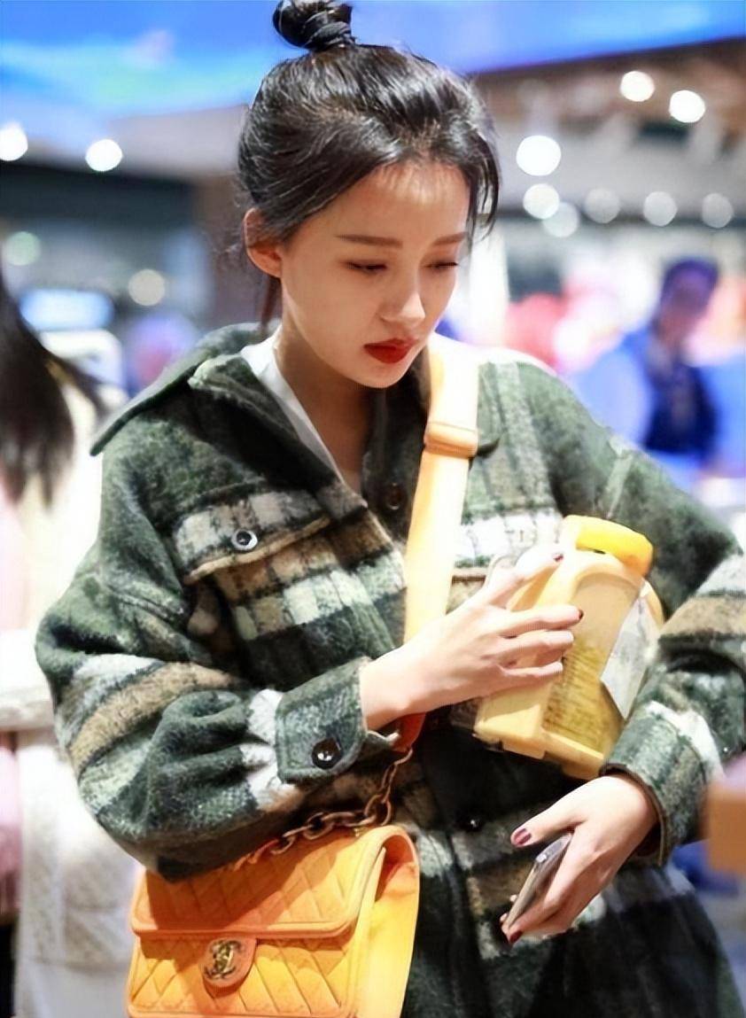 孙怡单身后的时尚改造!吊带牛仔裙魅力十足,比例讨人喜欢_身材_个性