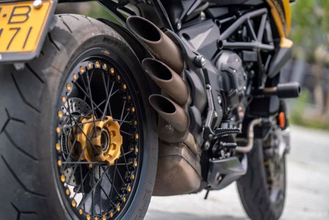 详细测评mv奥古斯塔dragster800rr|不甘世俗的西装暴徒_搜狐汽车_搜狐