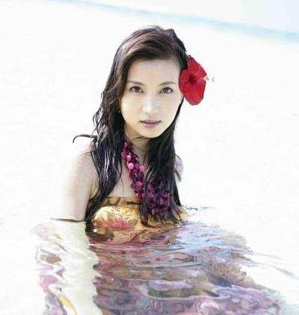 9位喜爱头戴大花的女星,杨二车娜姆引领潮流,最后一位戴得最美_周洁