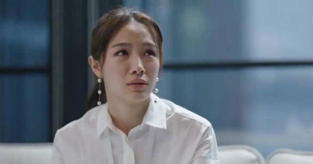 《正青春》凌潇潇不被辞退反成助理,背景资源成谜?