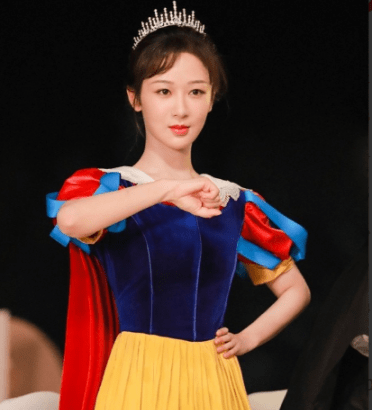 但在一次颁奖盛典上,张艺兴跟杨紫这两个"不太熟"的人聊到却十分