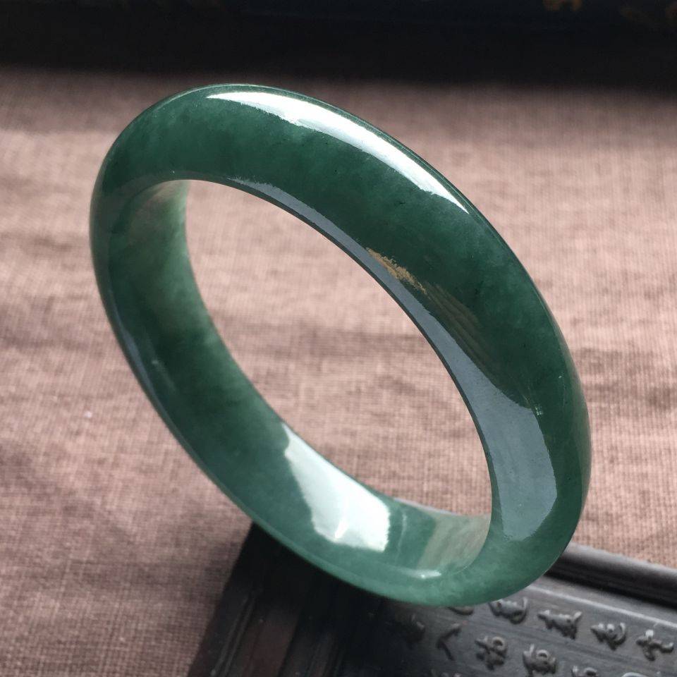 翡翠中的蓝水料，属于什么档次？（翡翠蓝水料挂件图片）