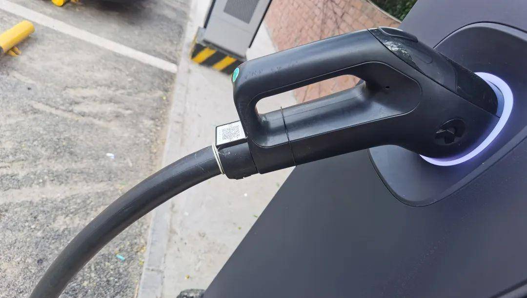 曹向:"超快充装采用了自研的超轻液冷充电枪线,重量不到传统枪线的