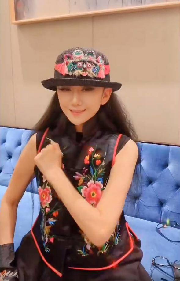 62岁杨丽萍晒视频秀美甲,长指甲会发光,曾自曝一年花18万元保养_网友