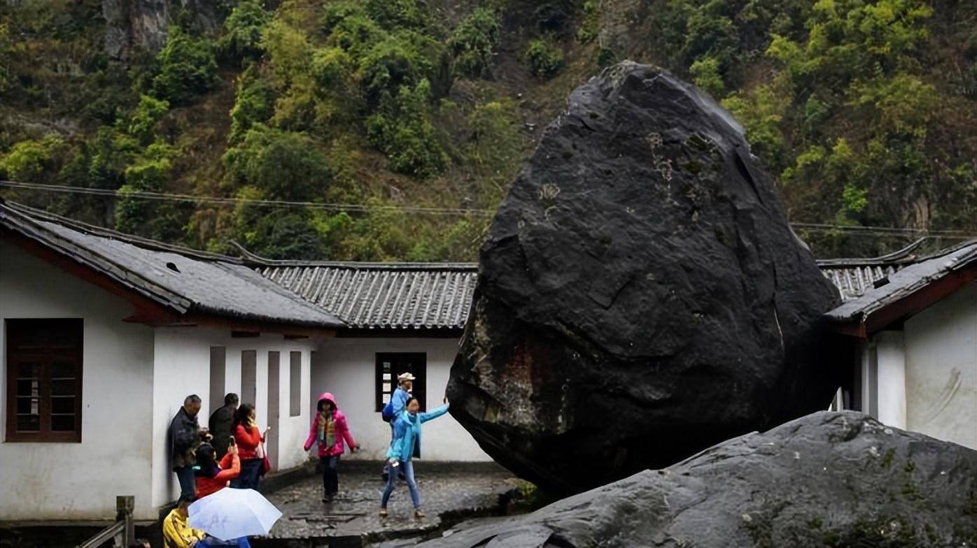 雲南怒江邊100萬斤飛來石,砸中民宿小院無傷亡,究竟有多神奇?