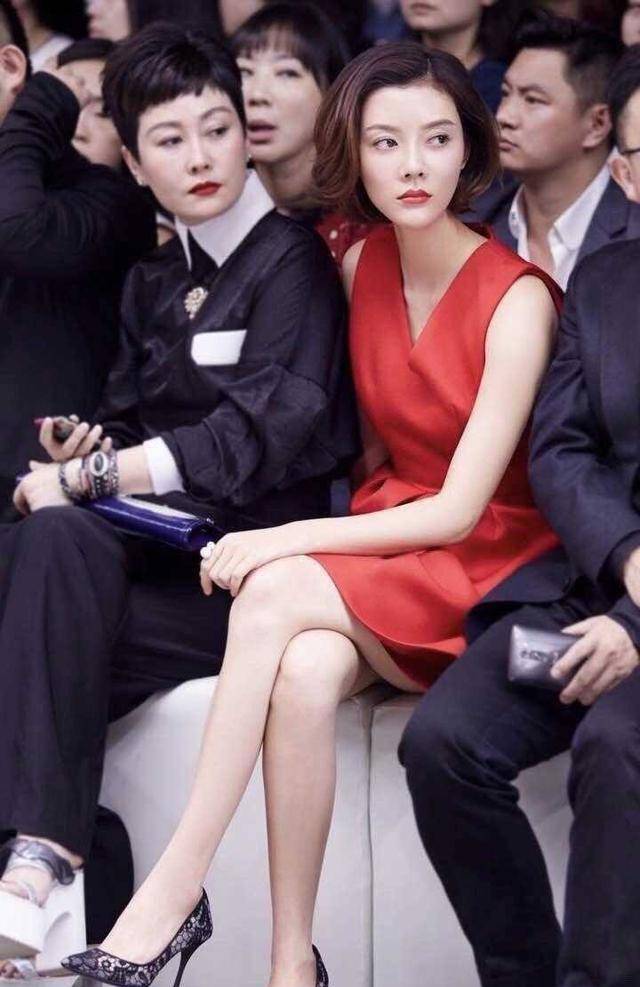 37岁车晓剪掉十年长发,波波头搭配红色无袖连衣裙,大长腿真吸睛_的