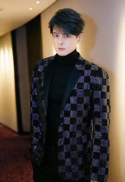 陈司翰作为香港天后级女歌手陈慧琳的弟弟,很少见他们出来炒作.