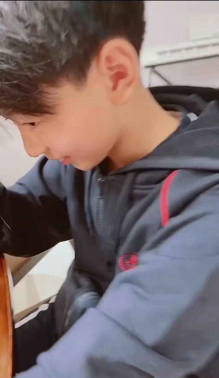 小林青霞晒二儿子视频,11岁小q又变模样,奶萌帅气颜值不输小鲜肉_q