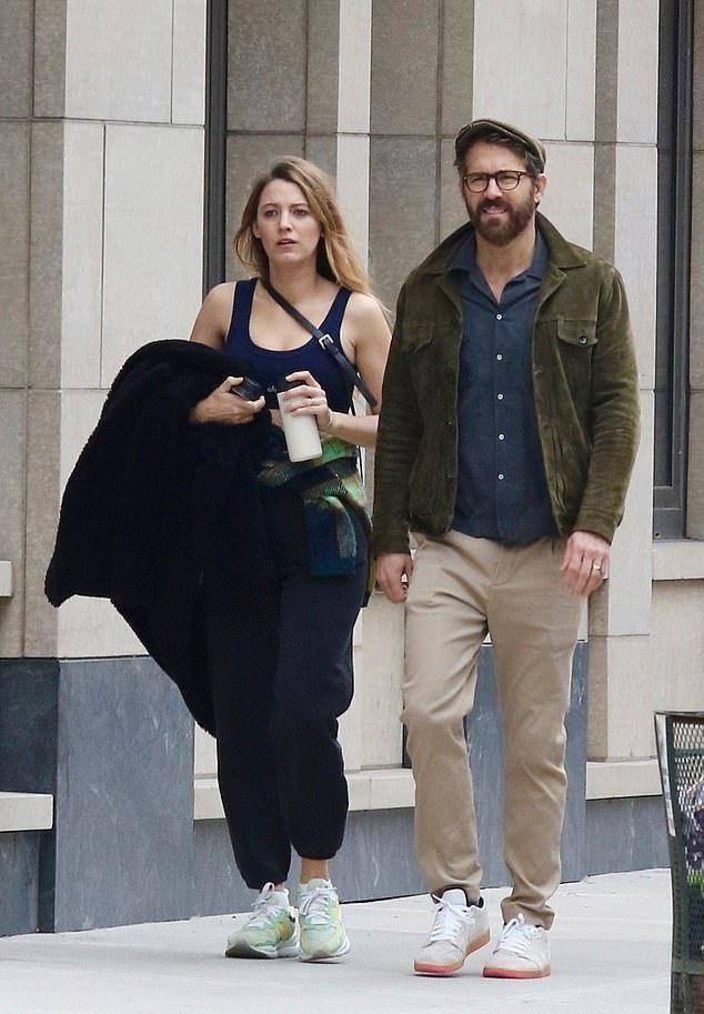 34岁布莱克莱弗利素颜健身炫耀紧实腹肌大11岁丈夫贴心递外套_瑞安