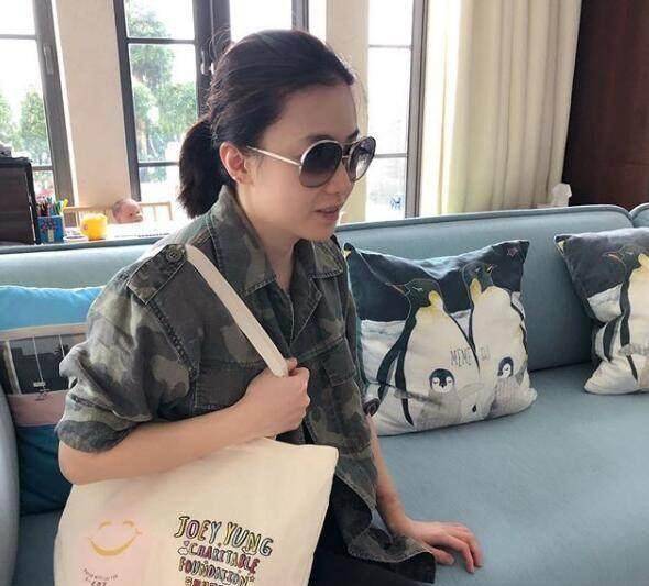 次月7日,在家中刚坐完月子的甘比,嗮出一张近照,身材已经恢复的不错