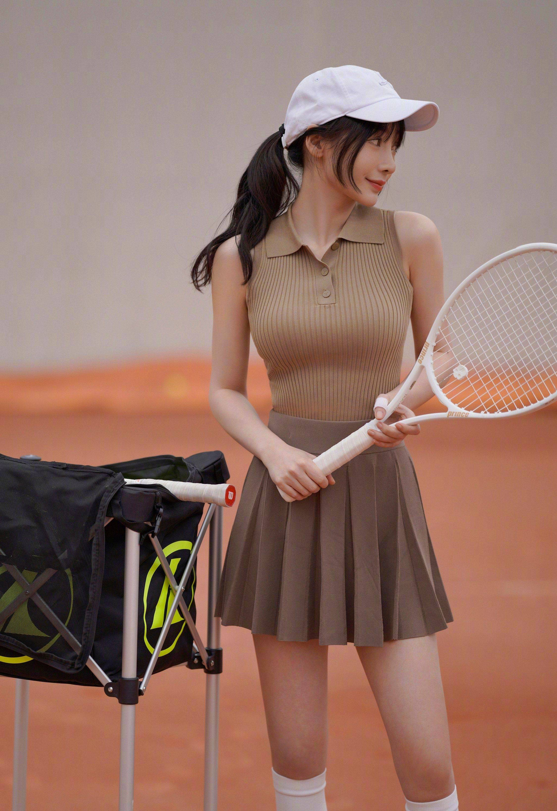 柳岩巧克力色百褶裙运动风写真_好身材_长相_女神