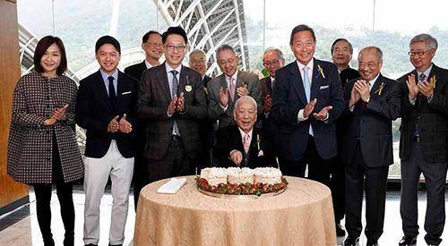 痴情船王许世勋:赛马70年花钱数亿,曾创夺冠纪录,成香港马王