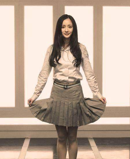 31岁杨幂再次挑战校服造型,一袭长发少女气息十足_节目_观众_样子