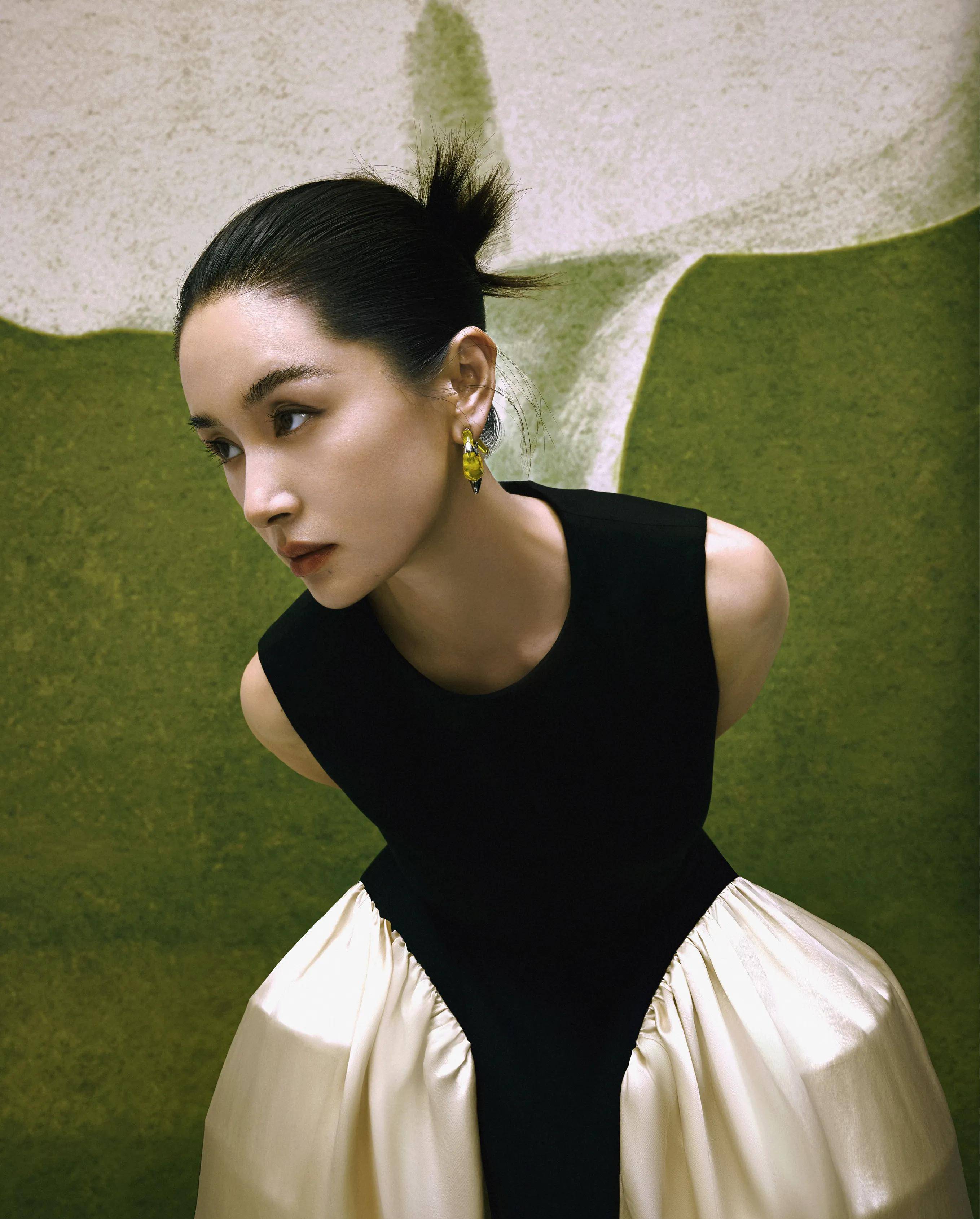 王子文仙境封面,吊带印花大秀身材,秋千荡秋千,气场两米_时尚_黑色