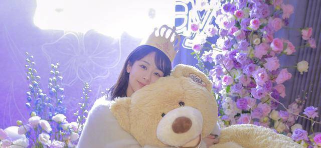 29岁杨紫晒庆生照,在紫色花海里开心跳舞,妈妈和亲姐姐相伴左右_乔欣