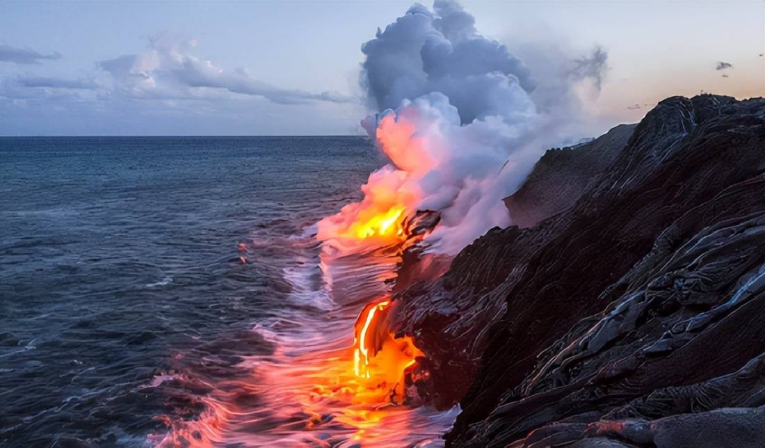 在海底火山活动中,火山口下方的海洋中存在着很高的温度,这是因为地热