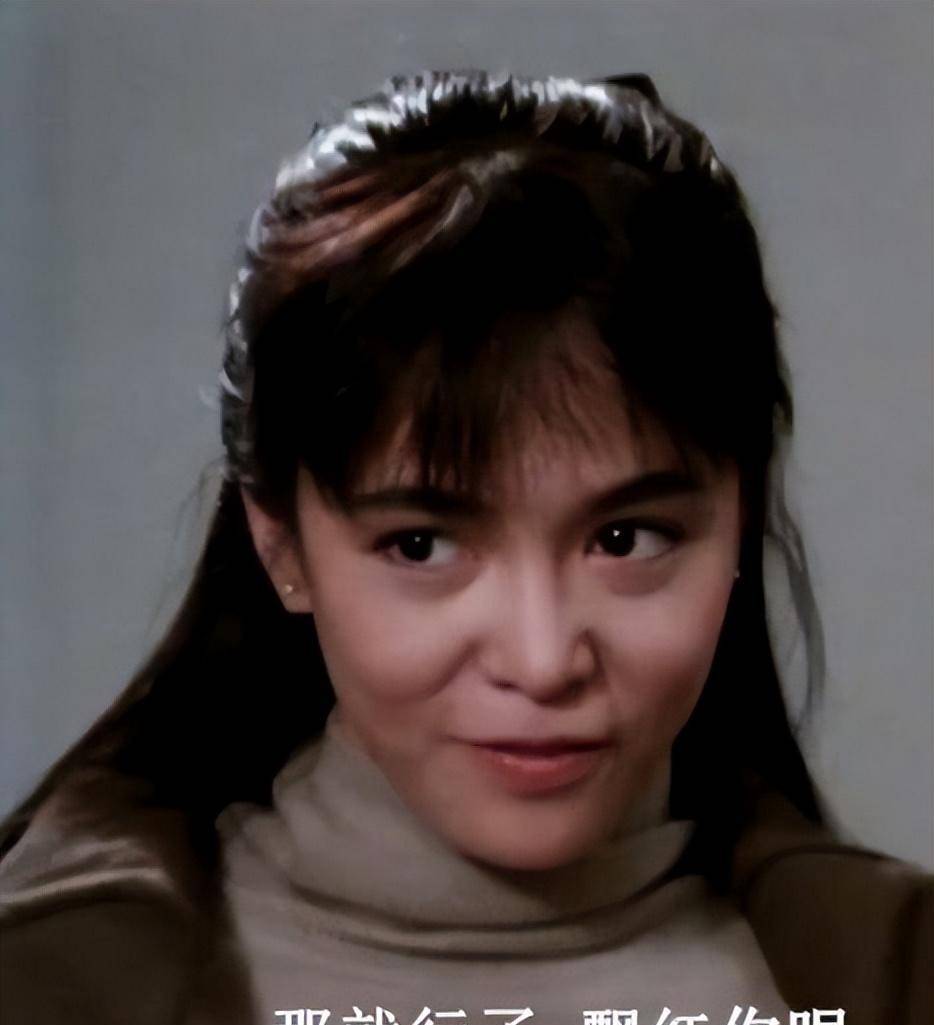 郑裕玲完成香港小姐主持,窈窕身段不减当年,玫红礼服尽显华贵_喜剧