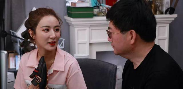 18岁当老板20岁获冠军,从寡言到出镜女王,她说:全靠我的老公_薇娅