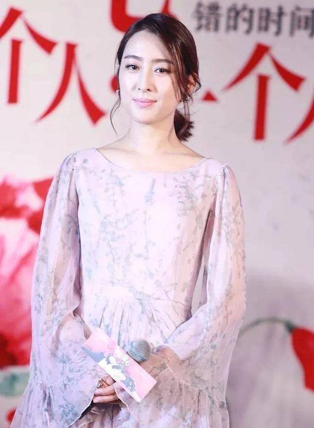 37岁马苏狂撩小鲜肉,戴一条围巾,亲密背靠背,满面笑容超开心_王嘉