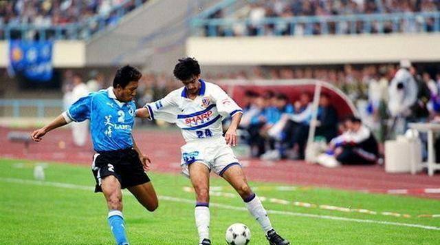 22年前今天甲a榜首大战大连万达1比1申花,两队球员你能认出几个_主帅