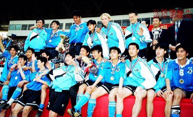 大连万达:1-韩文海,17-孙继海,队长5-徐弘,2-张恩华,6-李明,7-徐晖