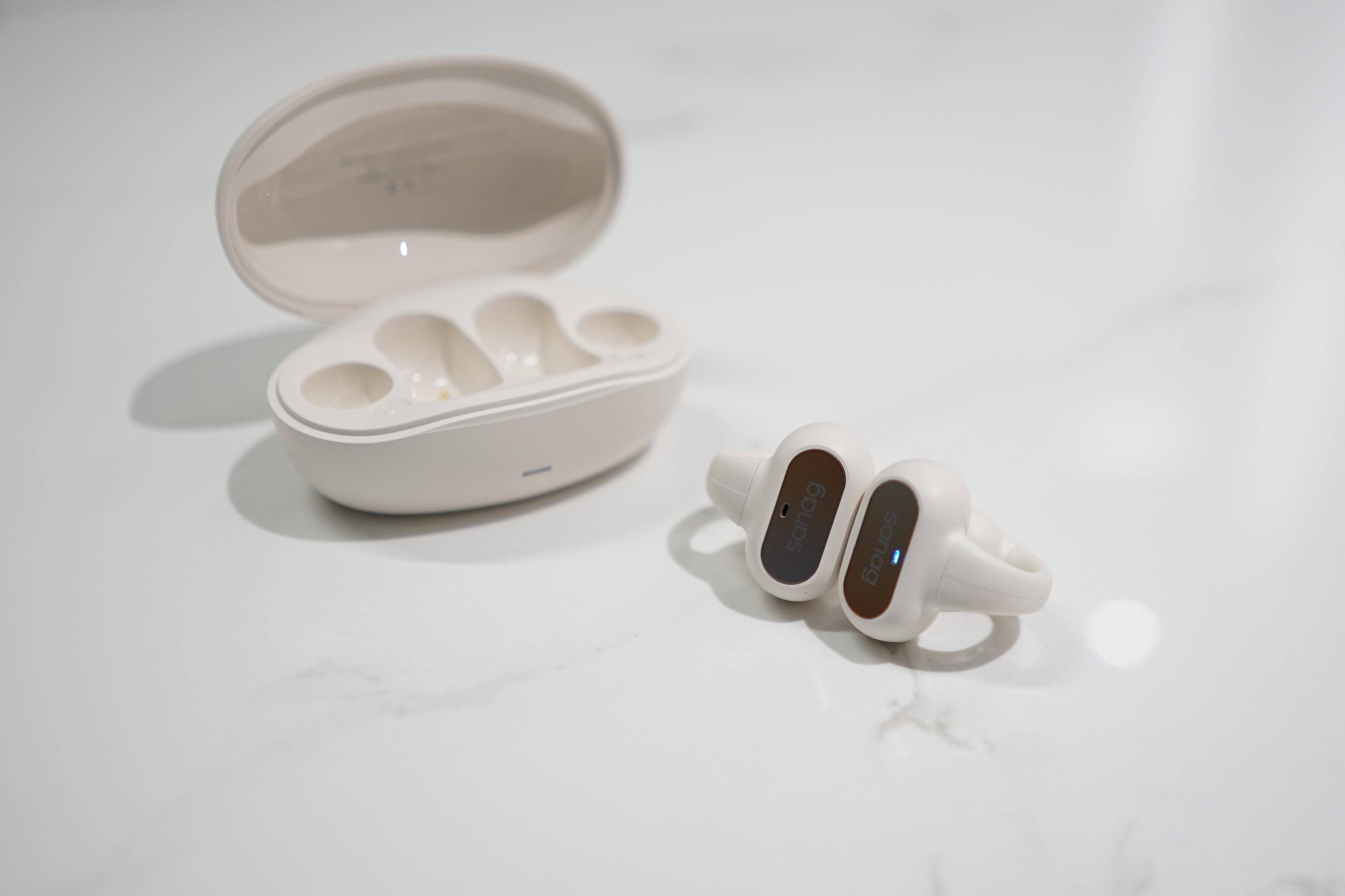 时尚出街,运动伴侣,sanag塞那z51耳夹式耳机_声音_设计的_续航