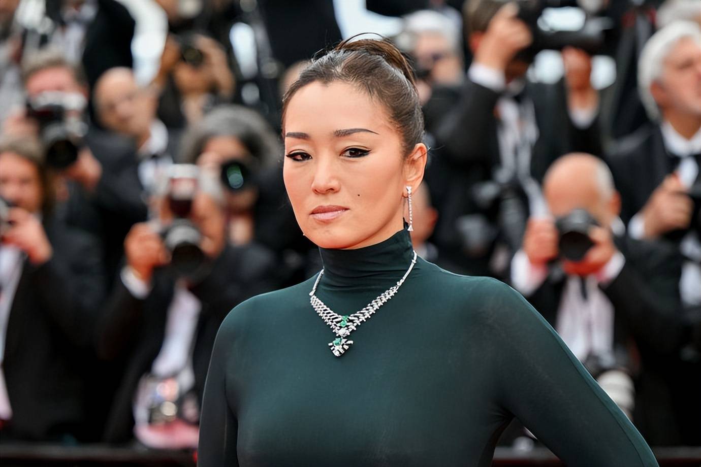 蓬蓬裙皱巴巴显壮,又是时尚唇,气场赢了_张雨绮_造型_身材