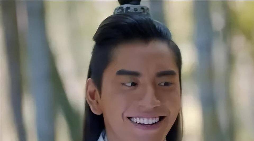 在《狼殿下》中,饰演正派的王大陆,凭借自己的大嘴,和黝黑的粉底液,以