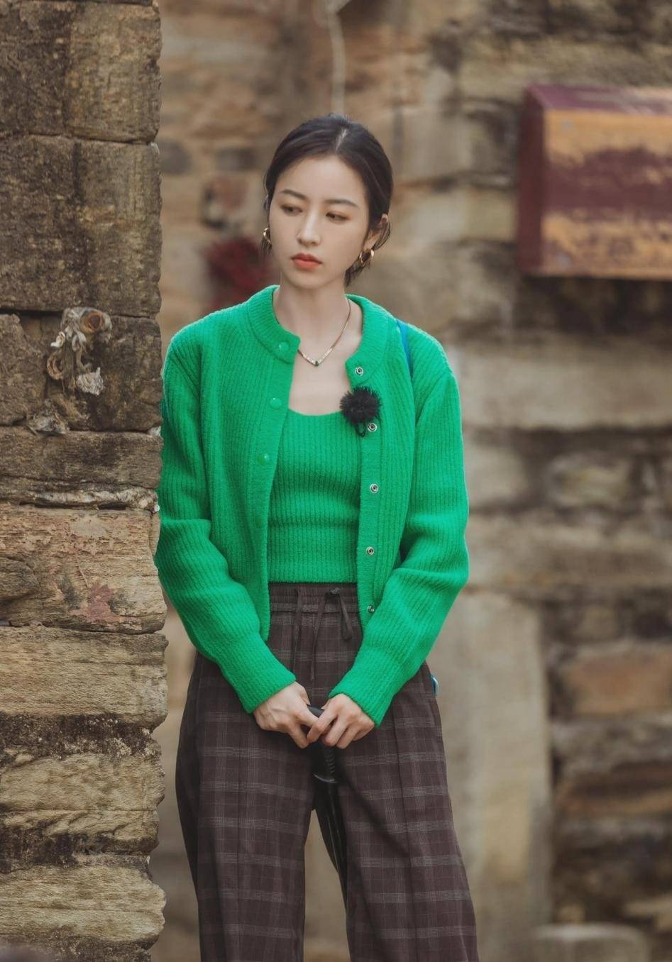 周雨彤的花式穿搭好养眼,几种风格随意切换,造型时髦有范还惊艳_时尚