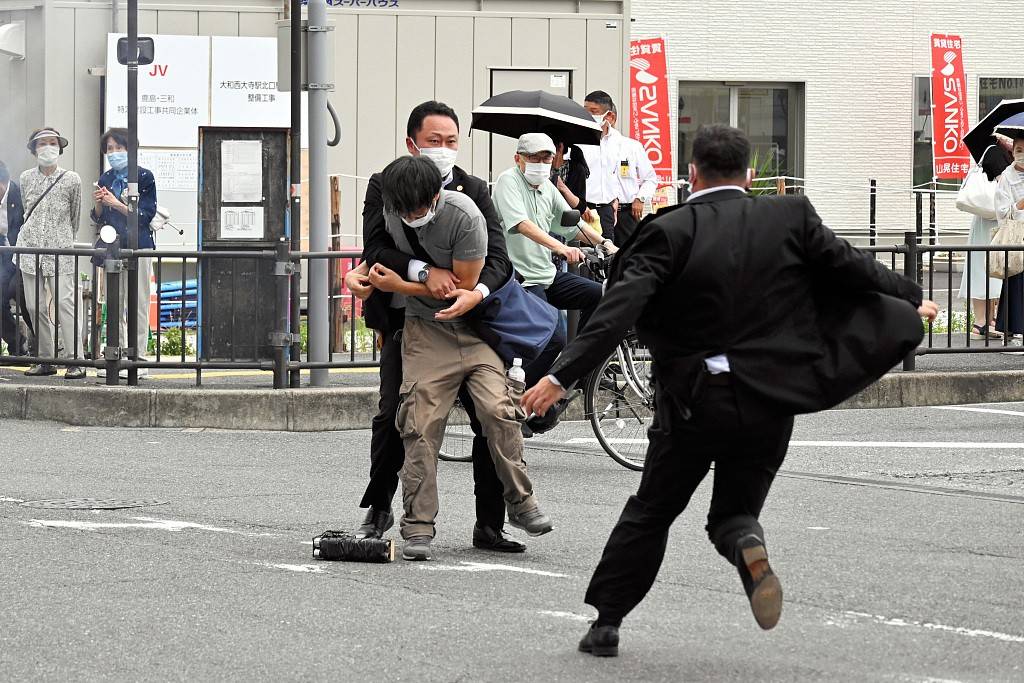 日本议长儿子捅死2名妇女,开枪打死2名警察