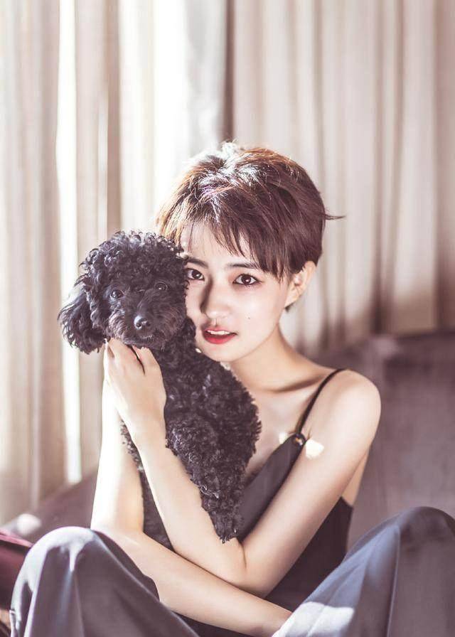 24岁的徐璐丸子头发型 黑色西服穿搭,秒变成气质女神,美不胜收_短发