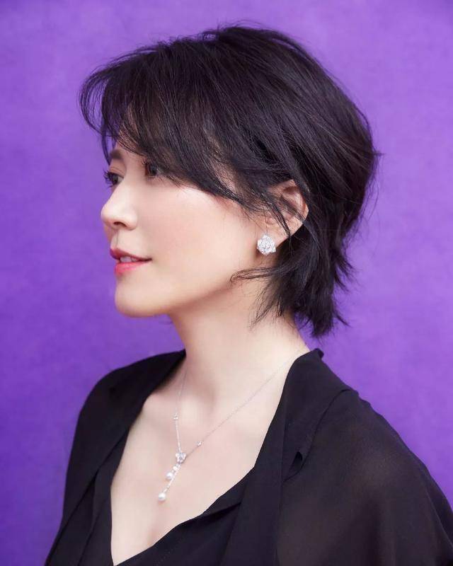 而四十岁的女人一定要保持头发干爽,太油腻容易拉下气质,让头发看起来