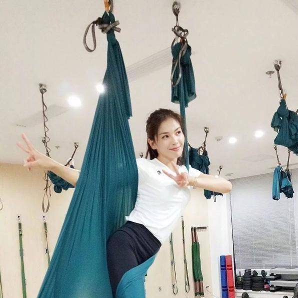 42岁刘涛与老公合照像父女,健身和不健身的差距确实有点大_丈夫_身材