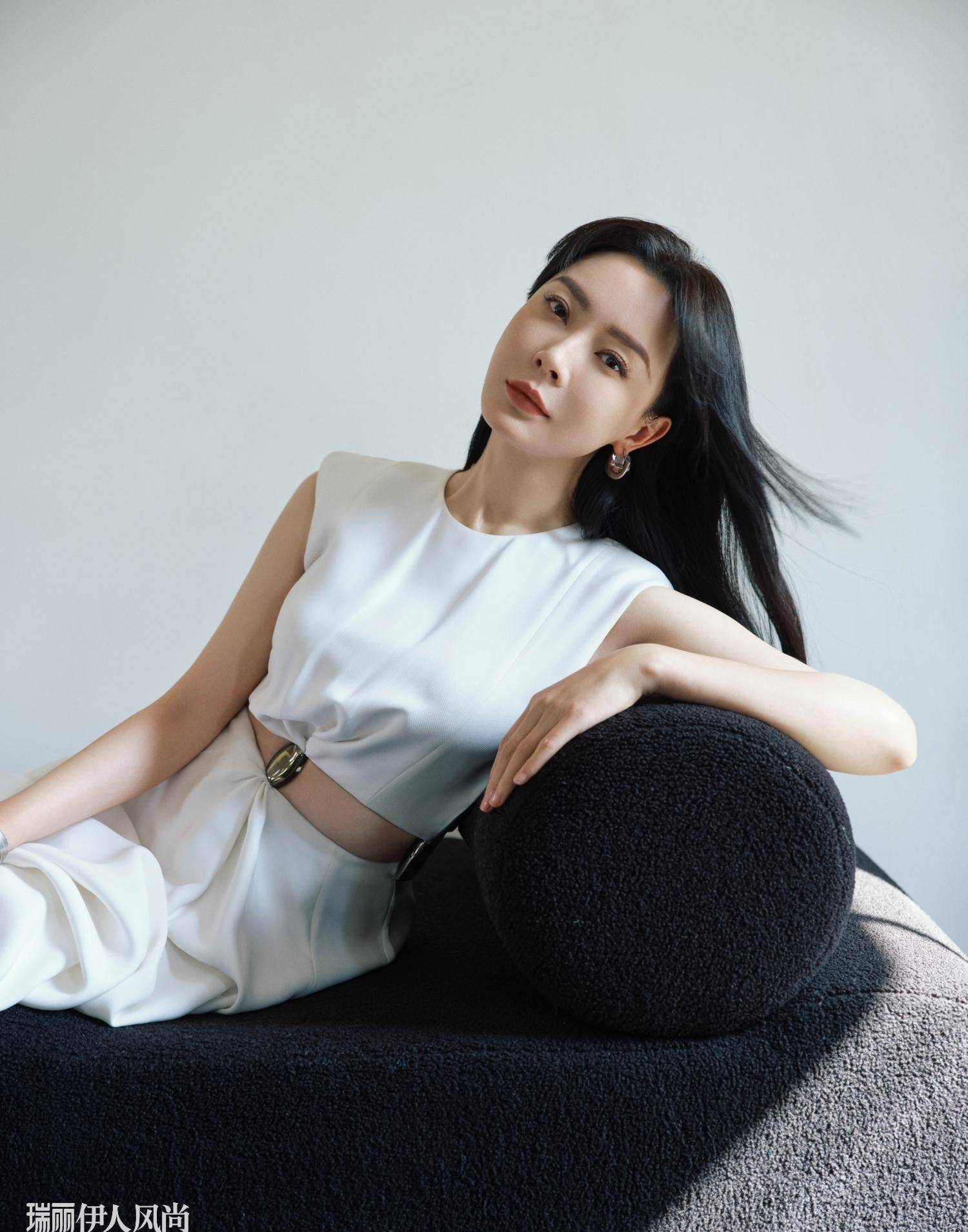 46岁陈数登《瑞丽》封面,穿抹身材秀时尚美背,演绎霸气御姐风_白色