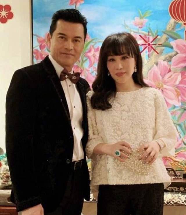 65岁吕良伟大秀恩爱,与小15岁娇妻似父女,巫启贤罕见露面认不出