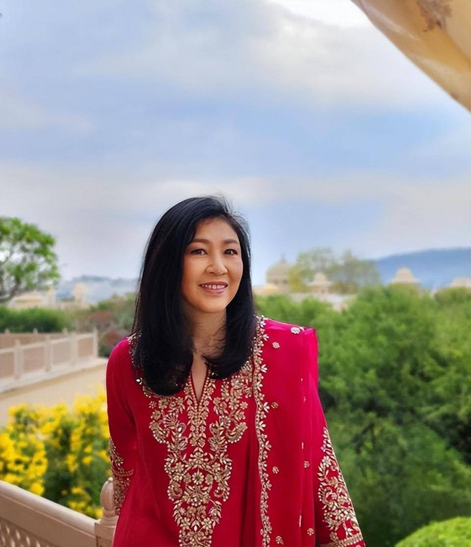 55岁英拉又跟着侄女去嗨了!穿粉色开衫也太嫩了,素颜都把人美到