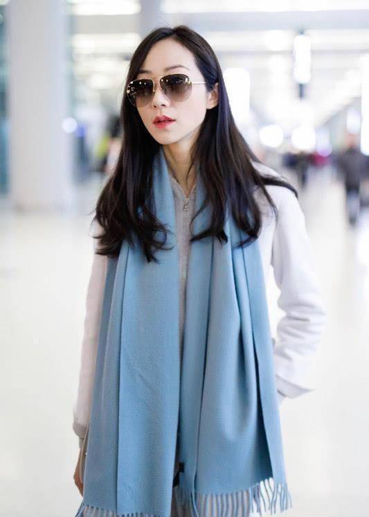 35岁韩雪现身机场,一身装扮御姐范儿十足,却不忘吐舌卖萌!