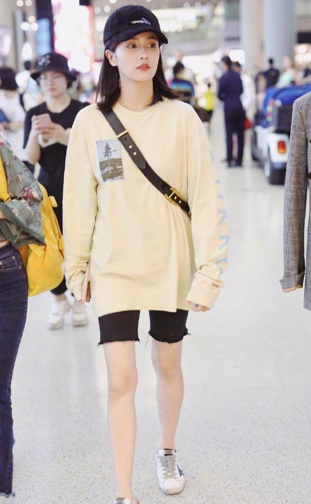 24岁白鹿穿奶油黄上衣配黑色短裤,清新迷人,是初恋的模样!