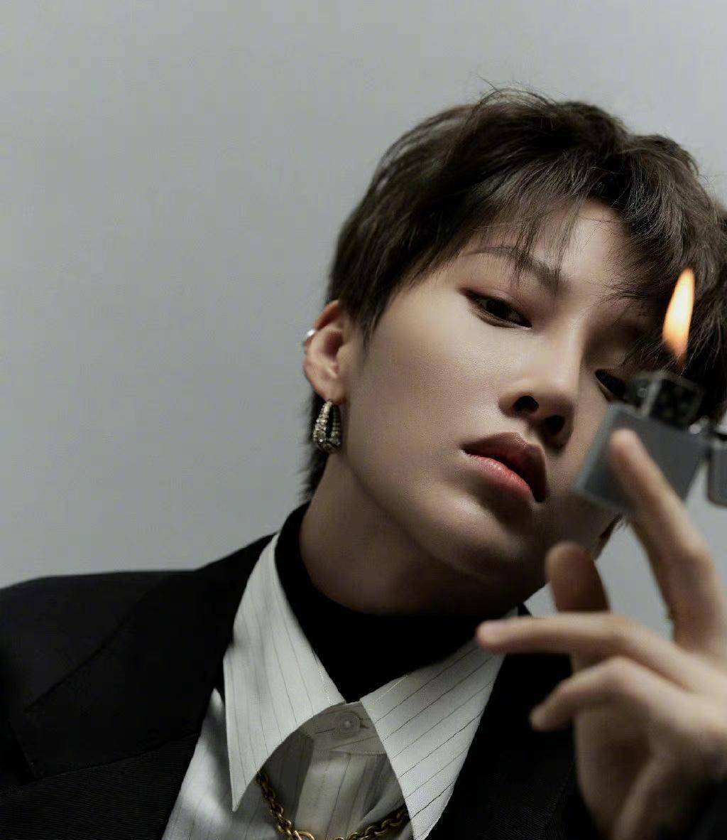 23岁刘雨昕酷拽有型,短发利落造型演绎中性风,简直帅出天际!