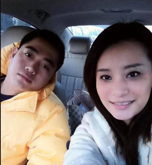 2017年底,传出孟鹤堂离婚的消息,郝舒涵发了句"各自安好"就不再发声.