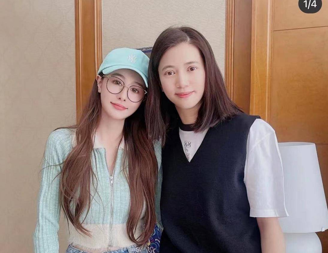 袁咏仪与闺蜜家中聚会,闺蜜晒二人合照,曝光豪宅内景及享用菜品