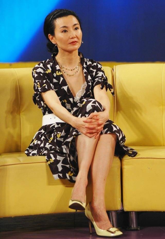 张曼玉08年的黑裙穿搭,22年还有人不敢模仿,太有气场了_黑色_裙子