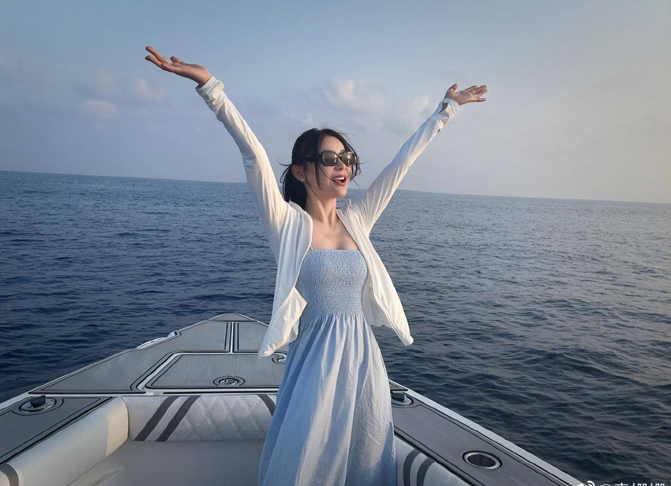 袁姗姗身穿比基尼出海穿紧身裤和拖鞋逛街潇洒随性无明星架子