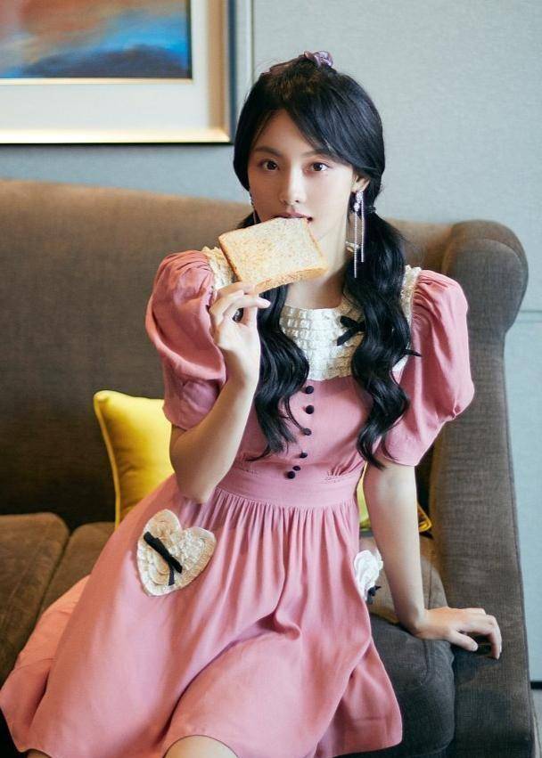 33岁张嘉倪大胆挑战蛋糕裙,这逆龄感绝了,放进小学都没人怀疑!