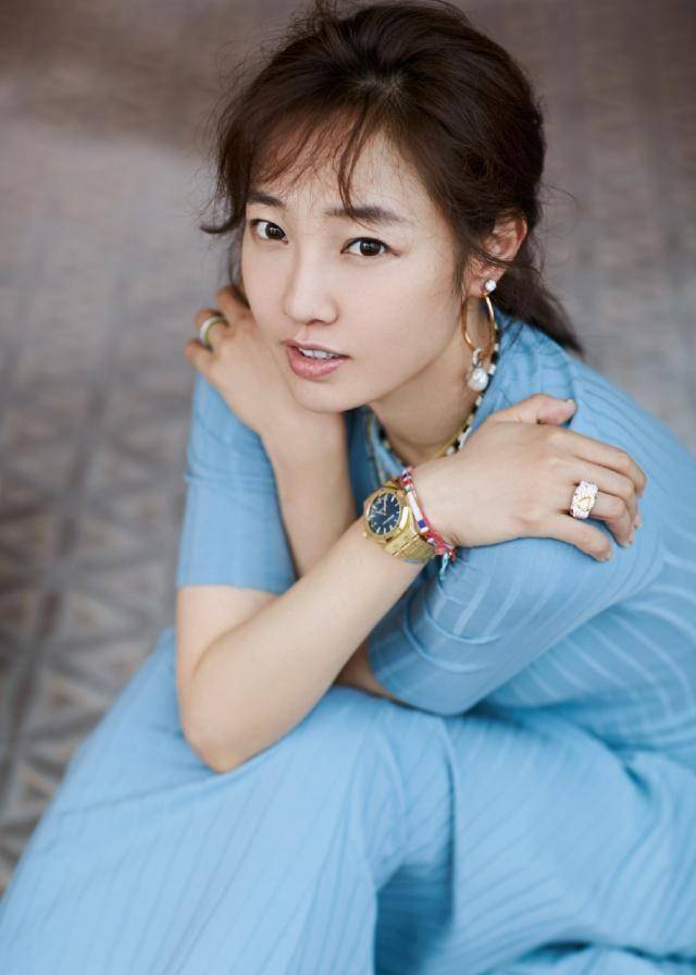 35岁白百何换新造型,一件浅蓝色连衣裙搭配低马尾发型,减龄时髦_显得